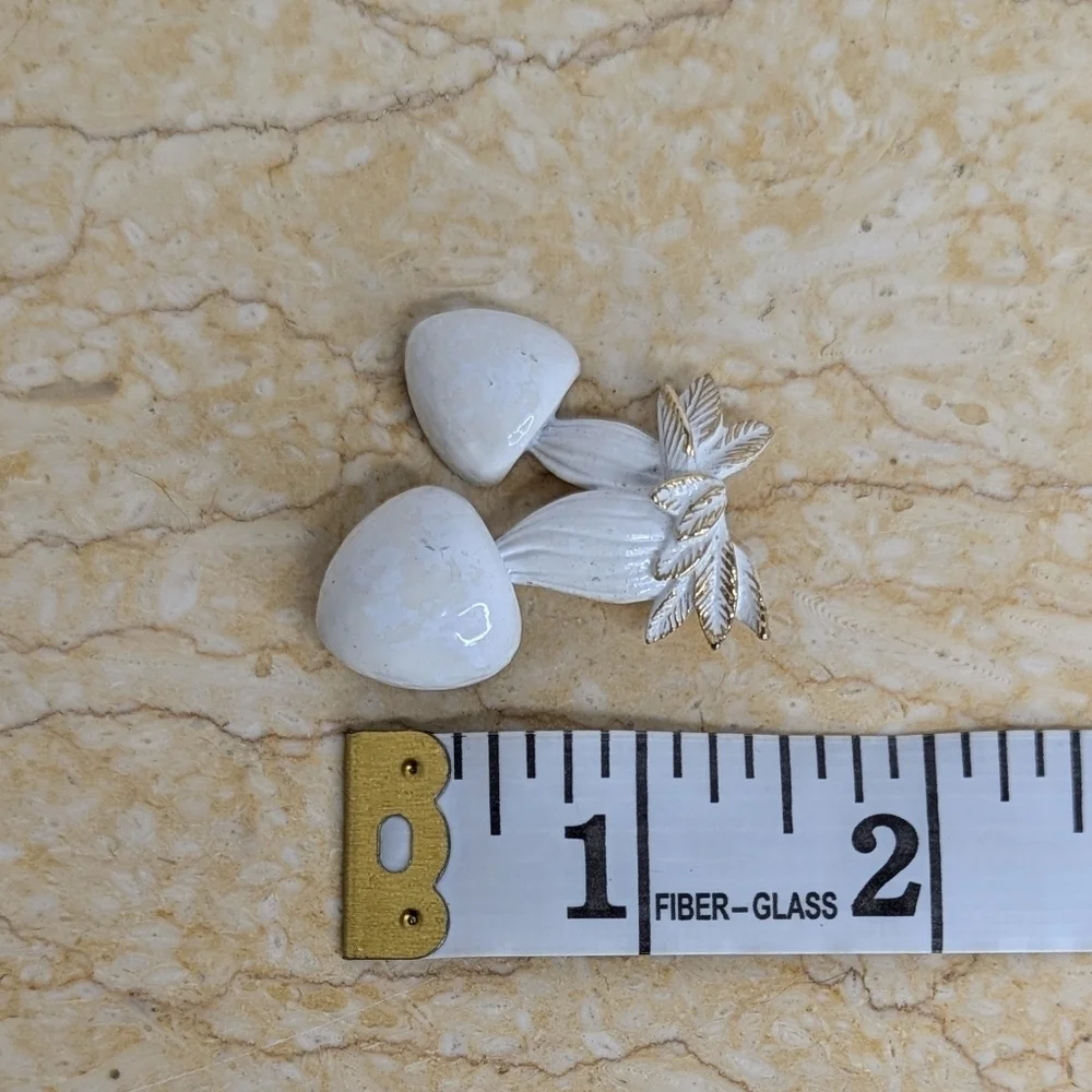 Vintage White Enamel & Gold Tone Mushroom Decorative Leaves Brooch Pin